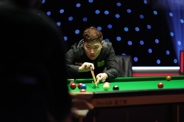 欧冠比赛视频-颜丙涛连赢三场决胜局大战 大师赛首秀即进决赛